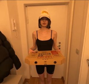 >ส่งช้าโดนไล่ออก Sexy delivery girl ate my pizza so she wouldn't get fired